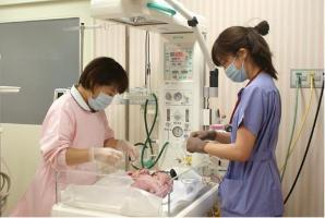 新生児のケアの様子