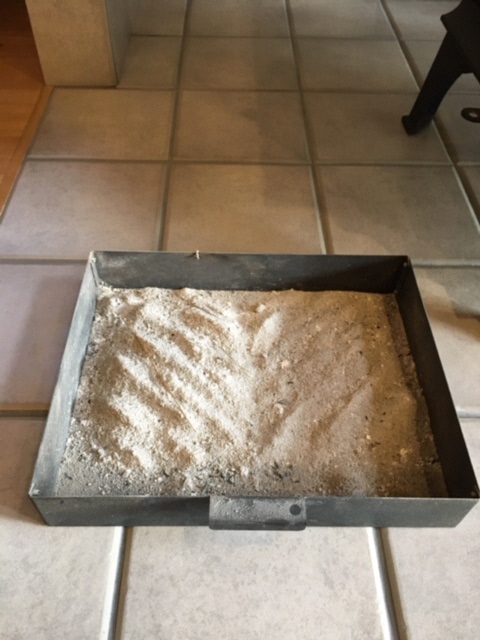 不燃材料で作った、たき殻受けの写真