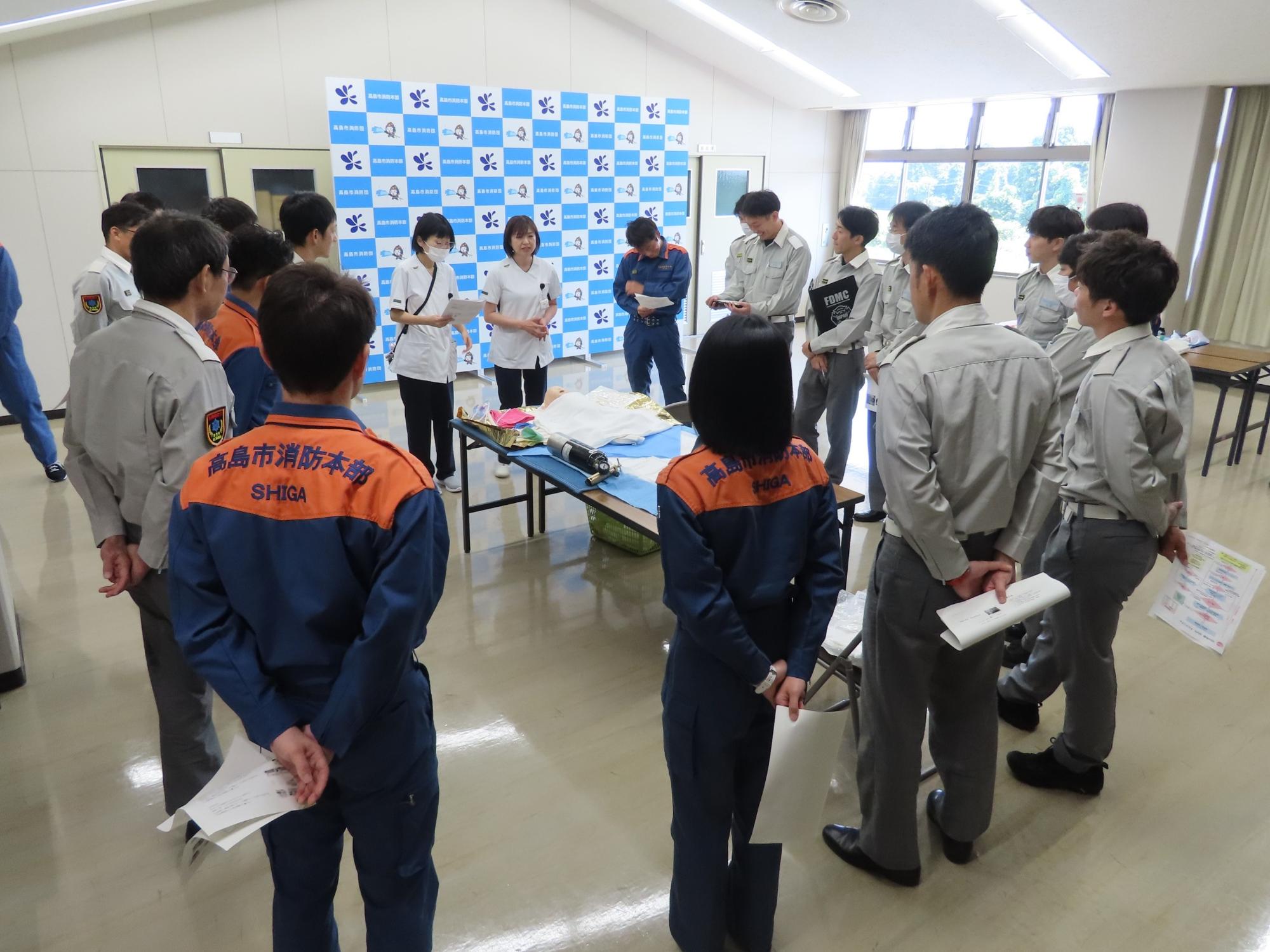 講師に説明を受けている写真