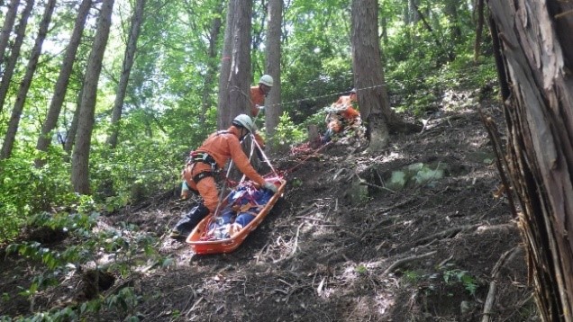要救助者を登山道上の安全な位置に搬送する訓練