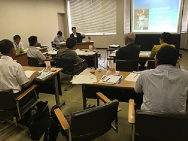 会議室の前方に映し出されたスクリーンの方を参加者が見ている先行事例研修の写真
