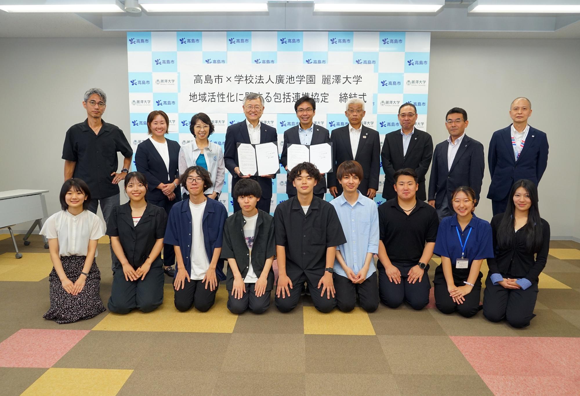 学生と記念撮影