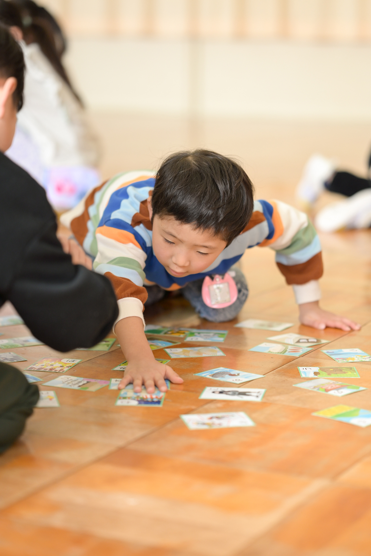 子どもがカルタをとっている様子
