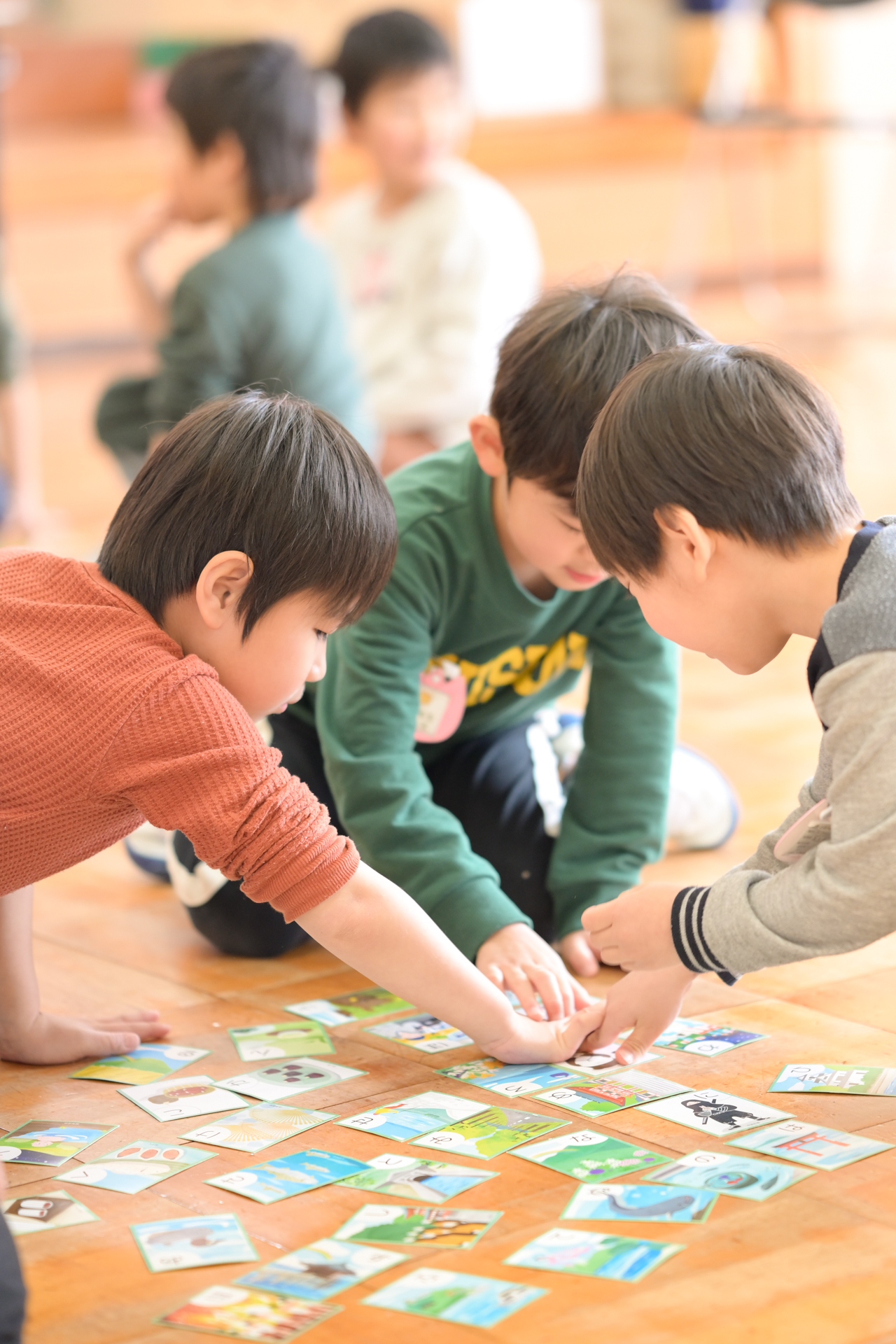 子どもたちがカルタをとっている様子