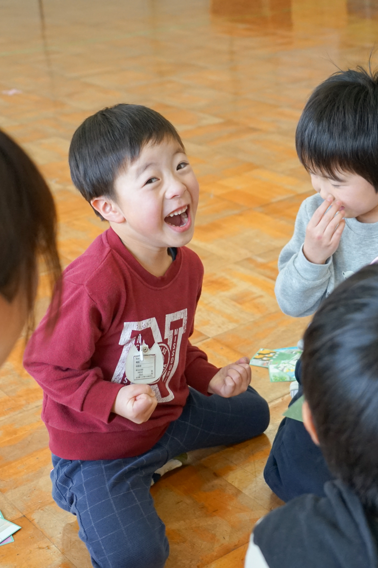 子どもがカルタをとってよろこんでいる様子