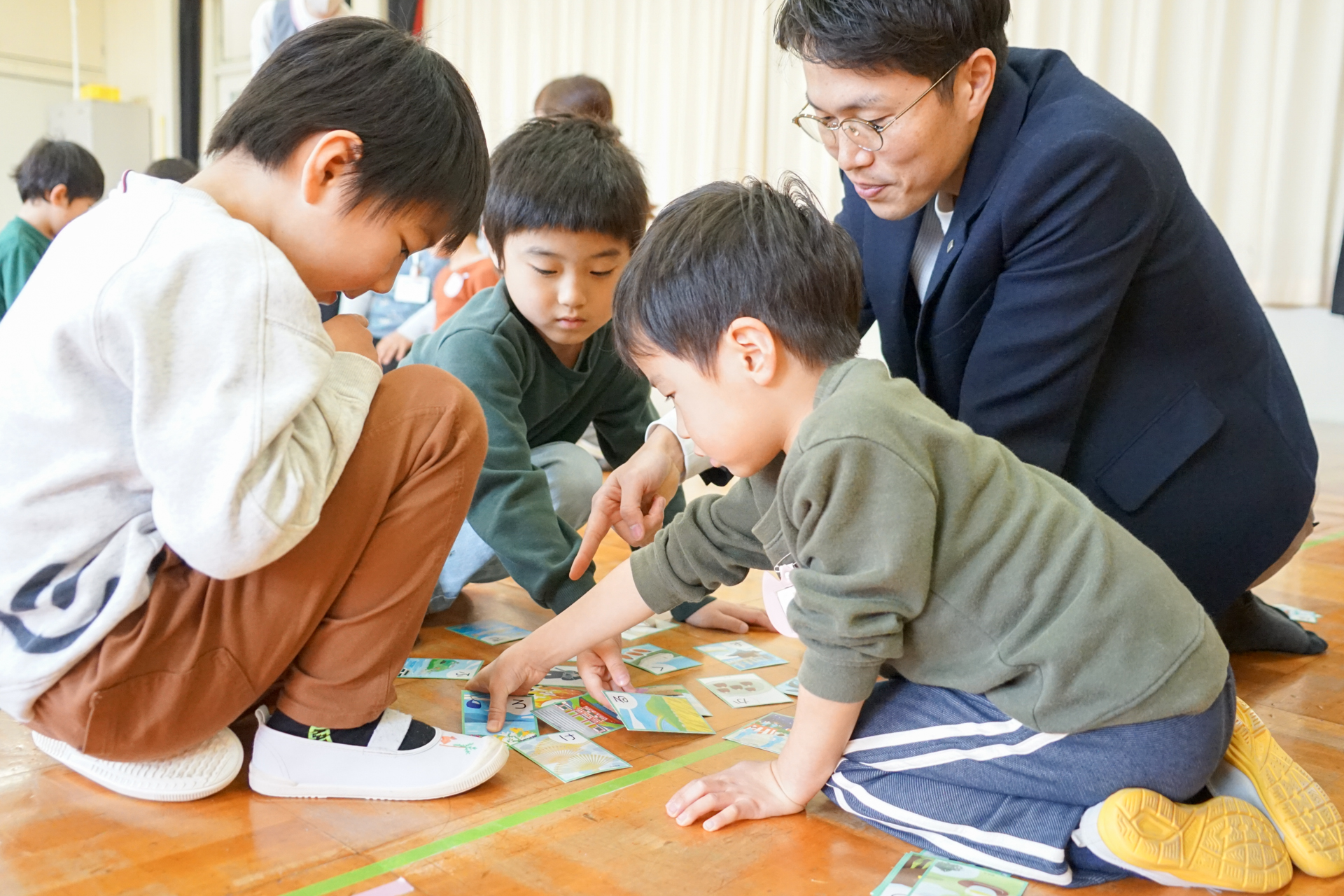 子どもたちがカルタうぃとっている様子