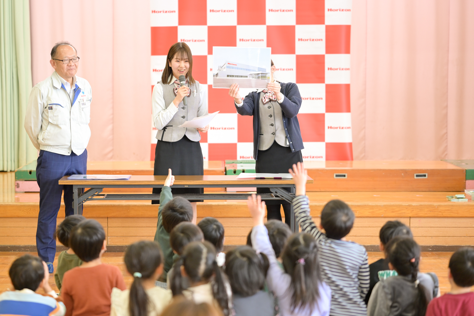 子どもたちが話を聞いている場面