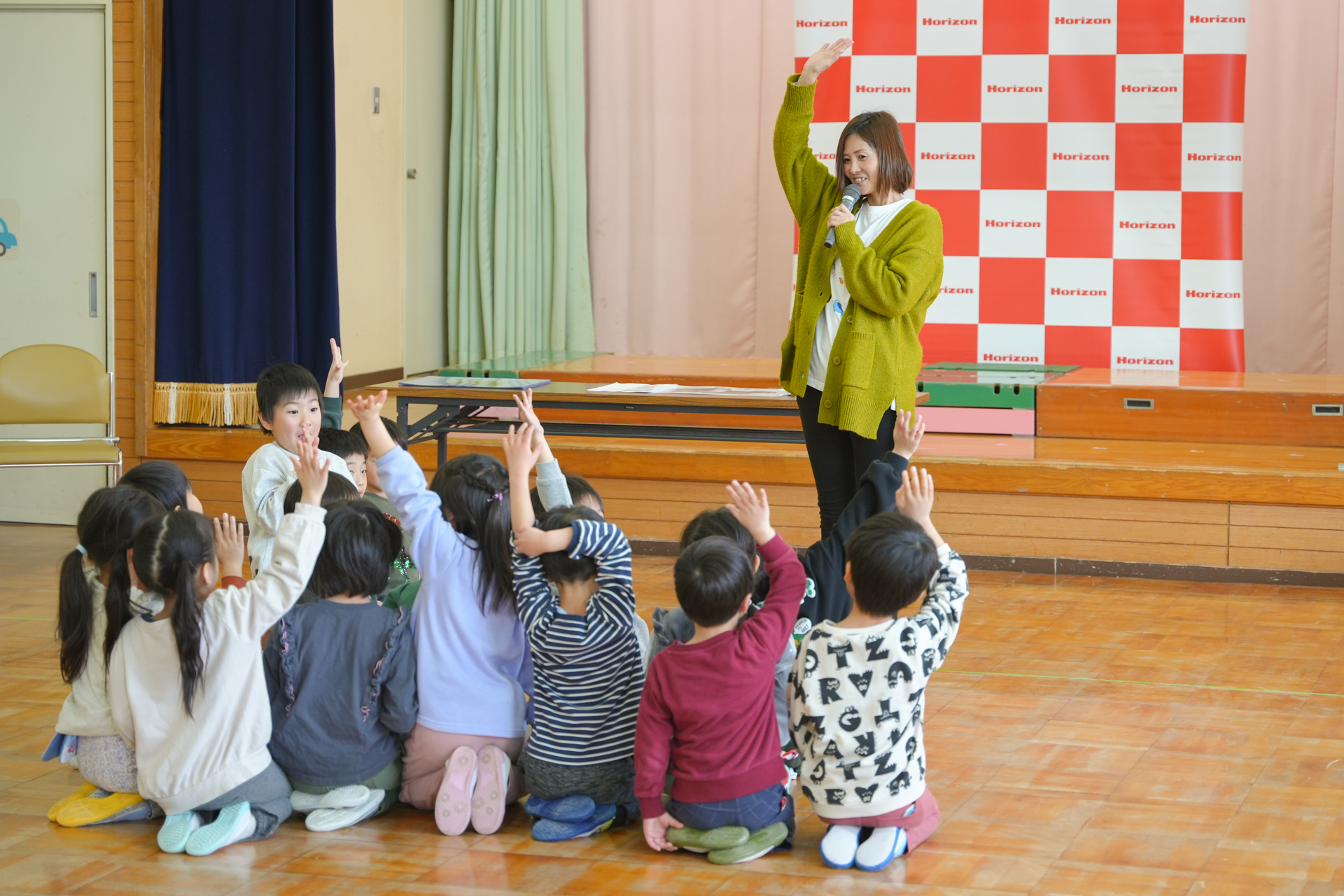 子どもたちが手を挙げている写真