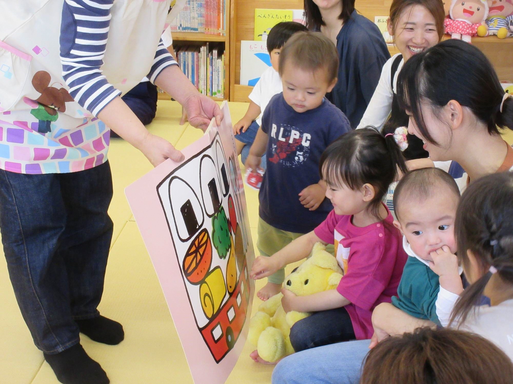 紙芝居を見る親子の写真