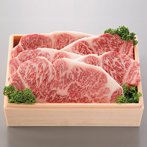 木箱に入った霜降りの近江牛のステーキ肉の写真