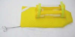 黄色い布にリング状のテープのようなものが2つつけられているシーネカバーの写真