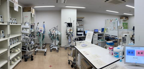 棚に整理された医療機器や、チューブなどが取り付けられた医療器材など、沢山の医療機器が置かれているMEセンター室内の写真