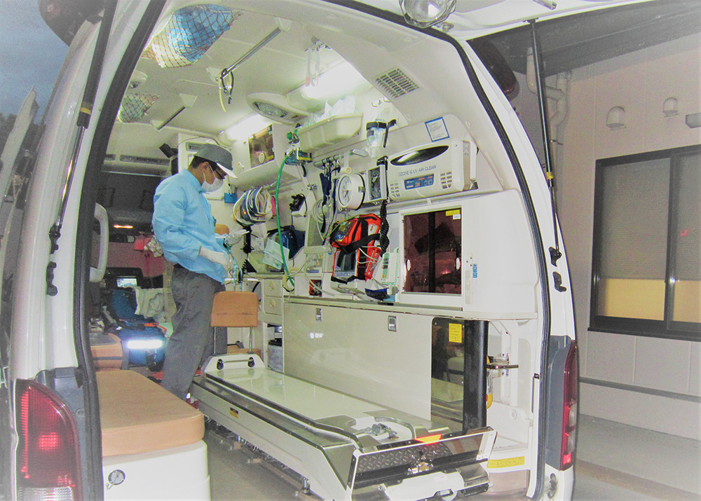 救急車両に搭載された医療機器の定期点検を行っている男性の写真