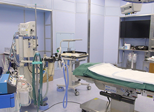 手術代や様々な機材が置かれている手術室の写真