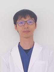 八坂医師の顔写真