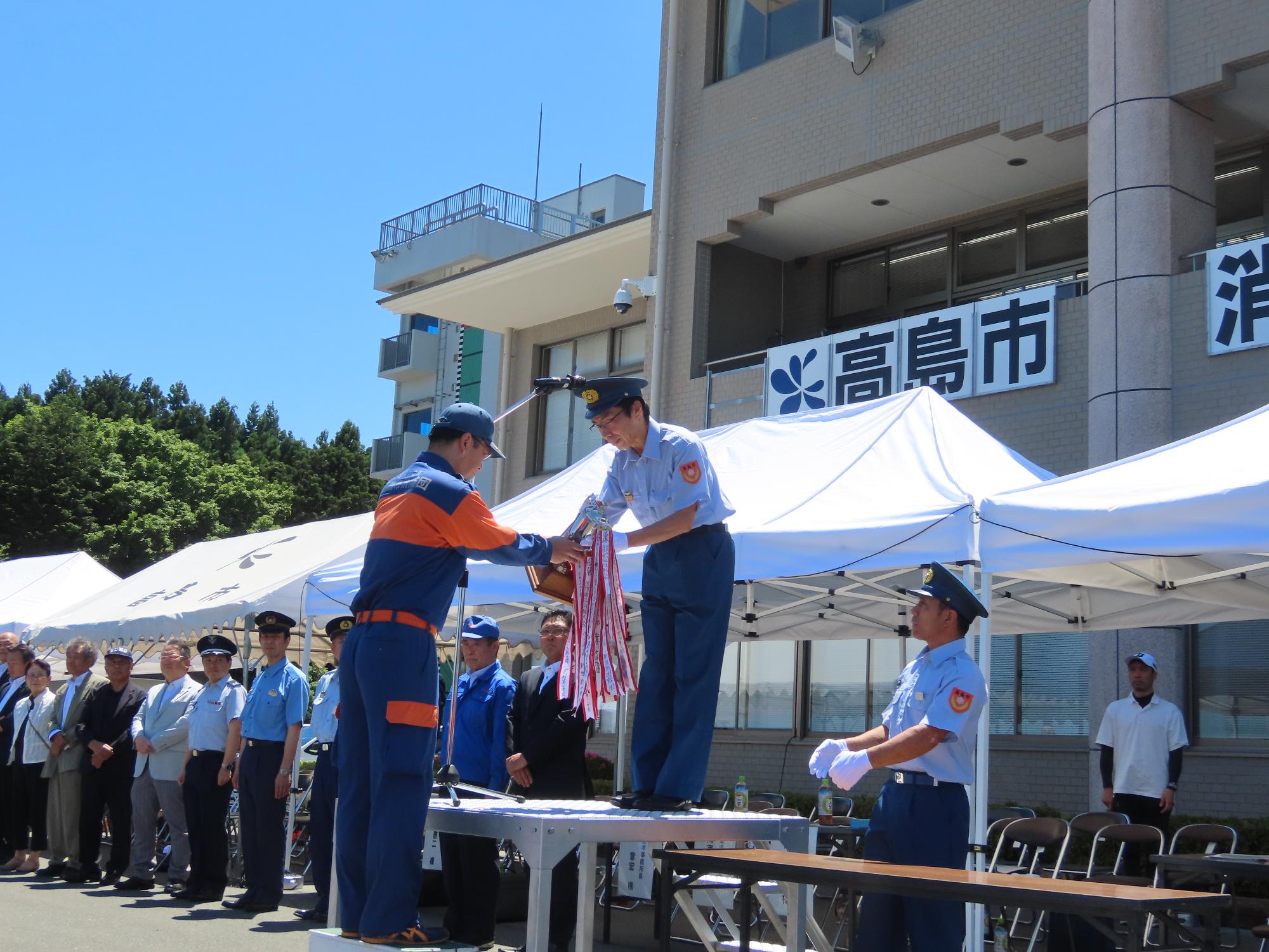 優勝杯返還のようす