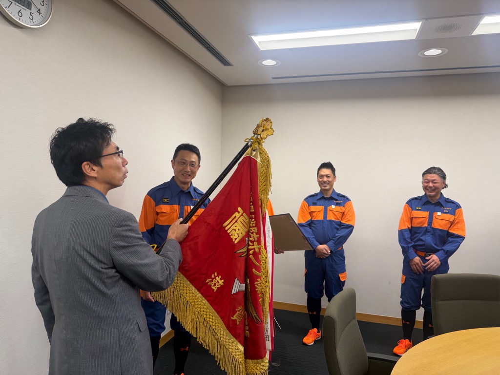 優勝旗を手に取る市長