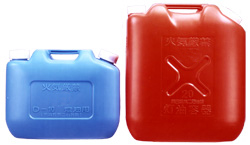 赤色（大）と青色（小）の灯油用ポリエチレン缶の写真