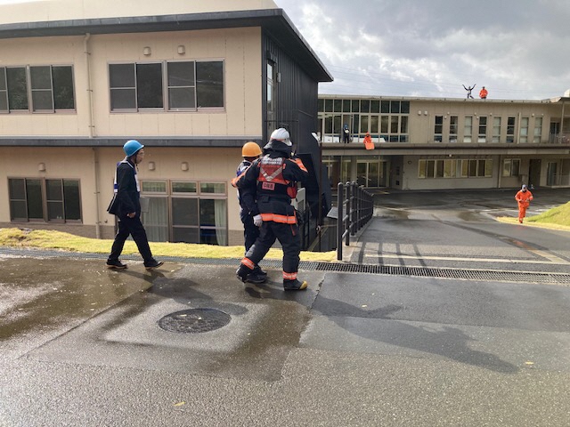 施設職員から状況を確認する消防隊