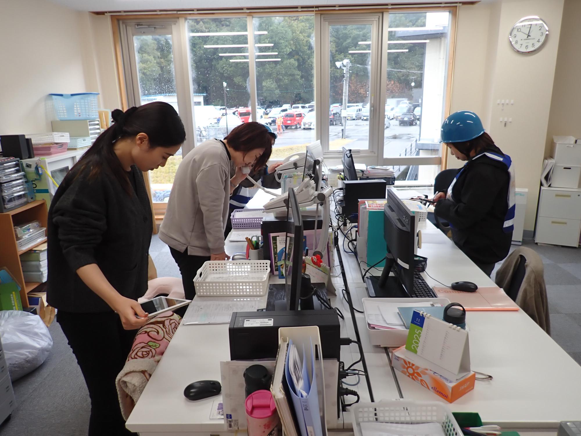 緊急地震速報を受信し、緊急放送を行う様子