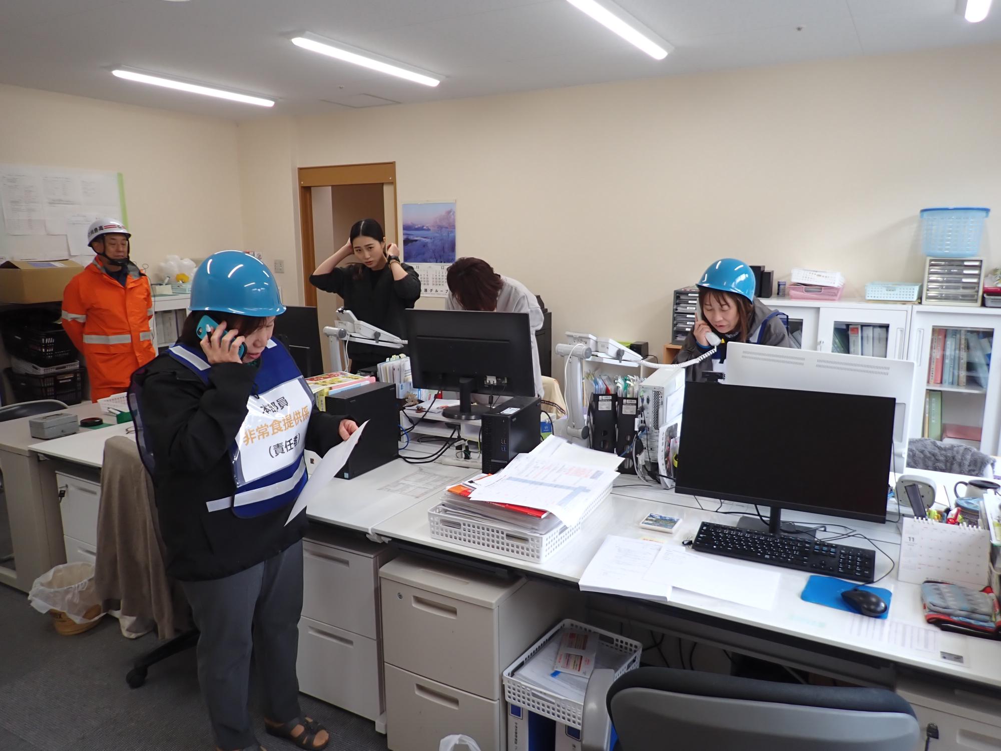 被害状況の確認と119番通報をする様子