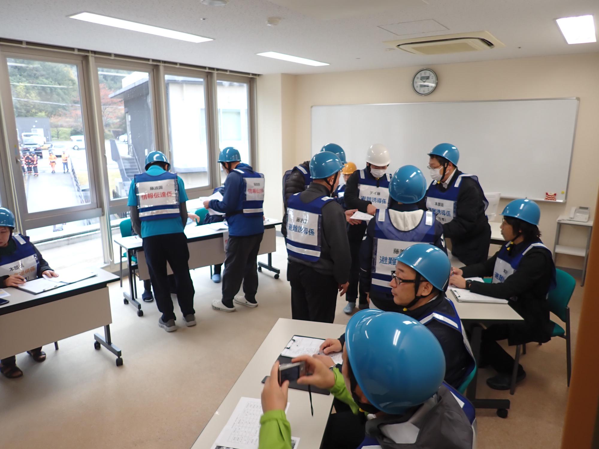 災害対策本部に情報伝達する様子