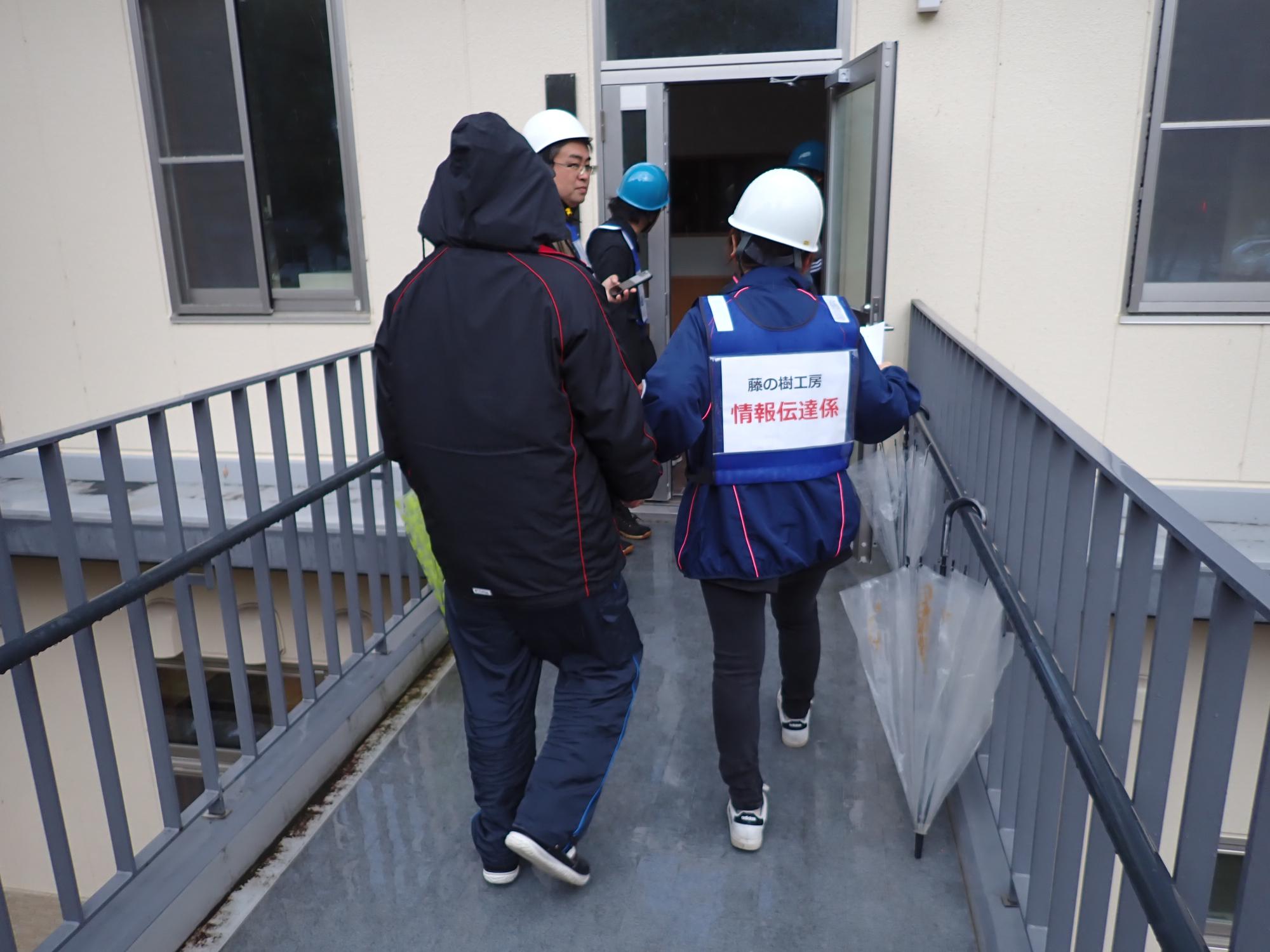 施設利用者を避難させる様子