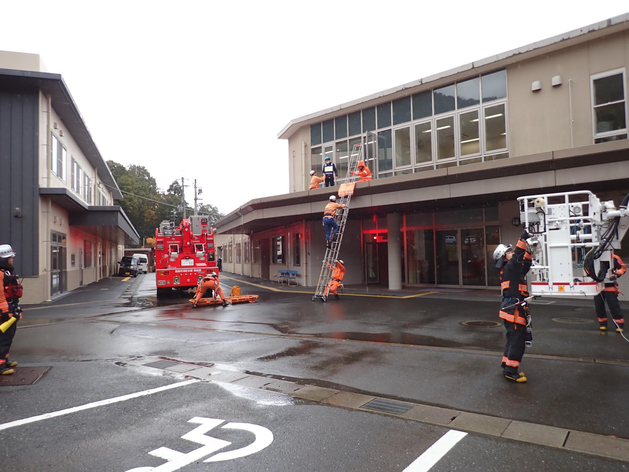 救助隊による活動の様子