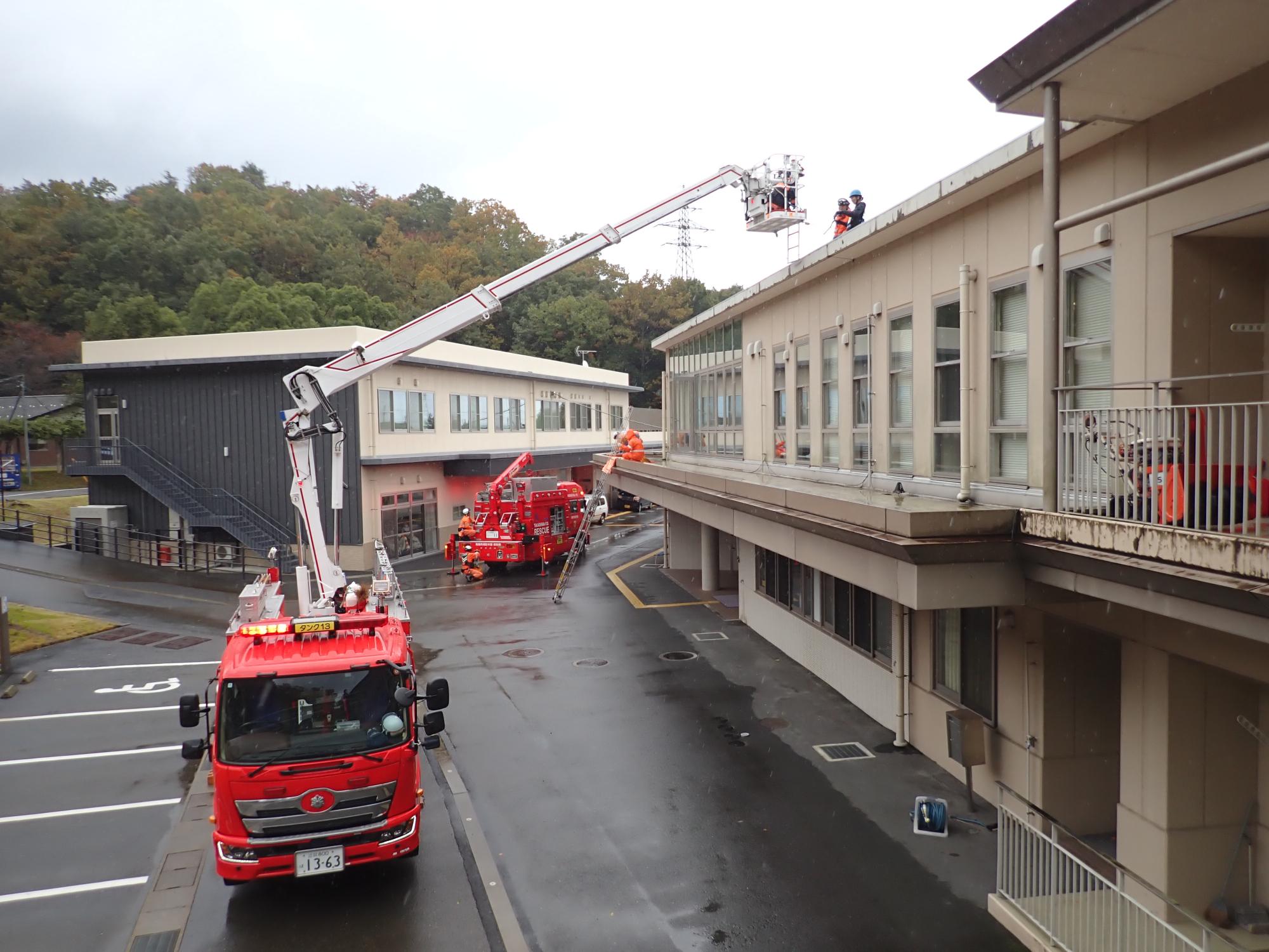 消防隊が屋上の人を救出する様子