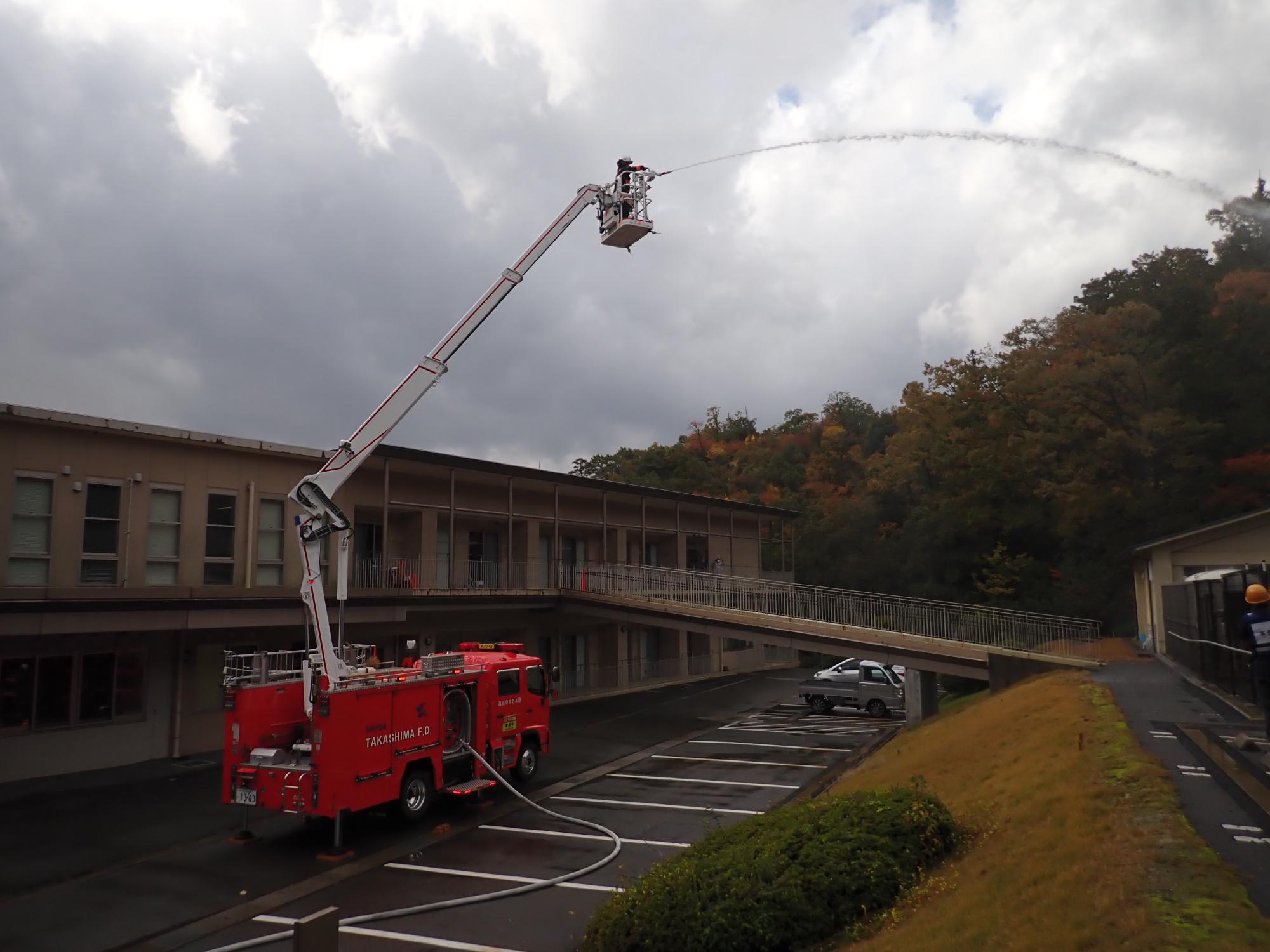 施設で消火する様子