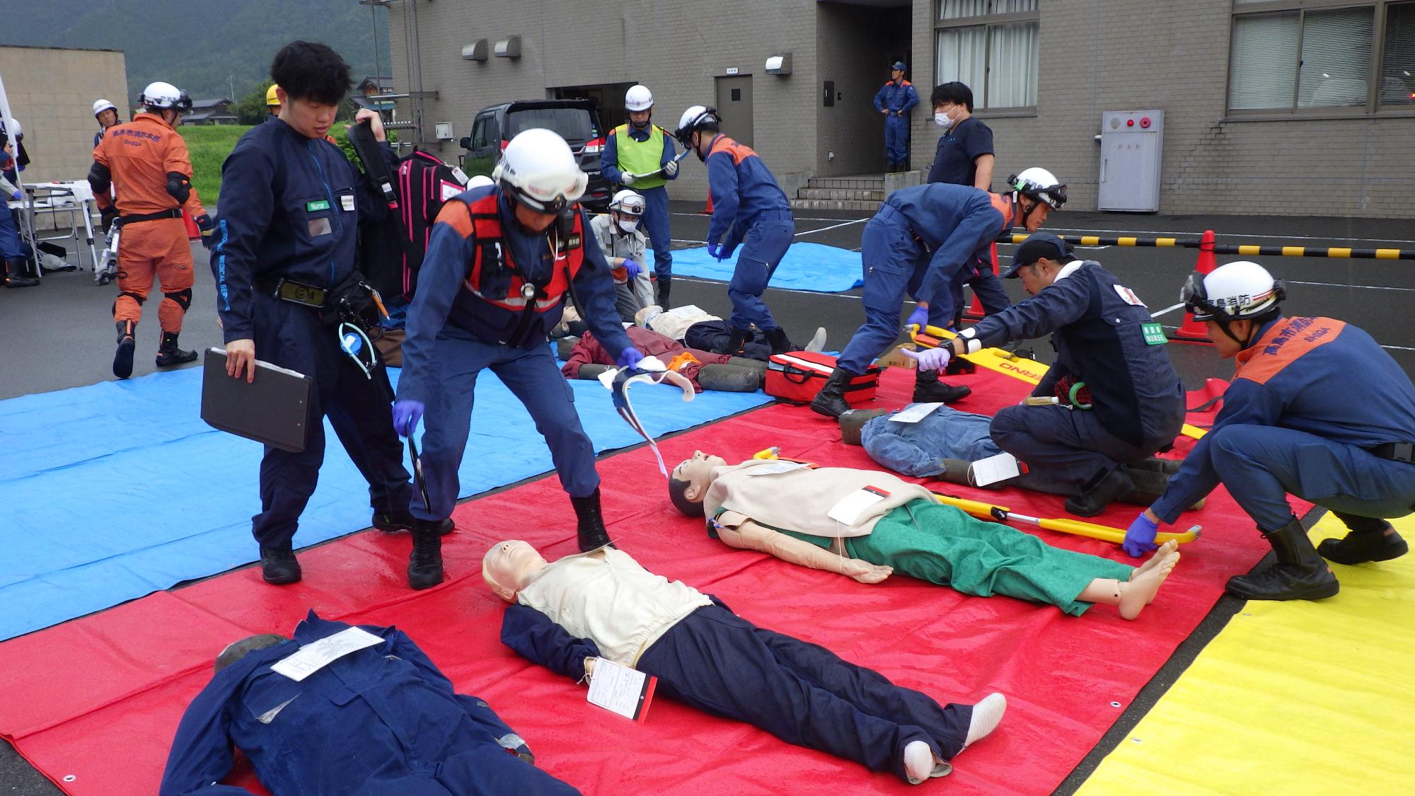 傷病者に処置を行っている写真