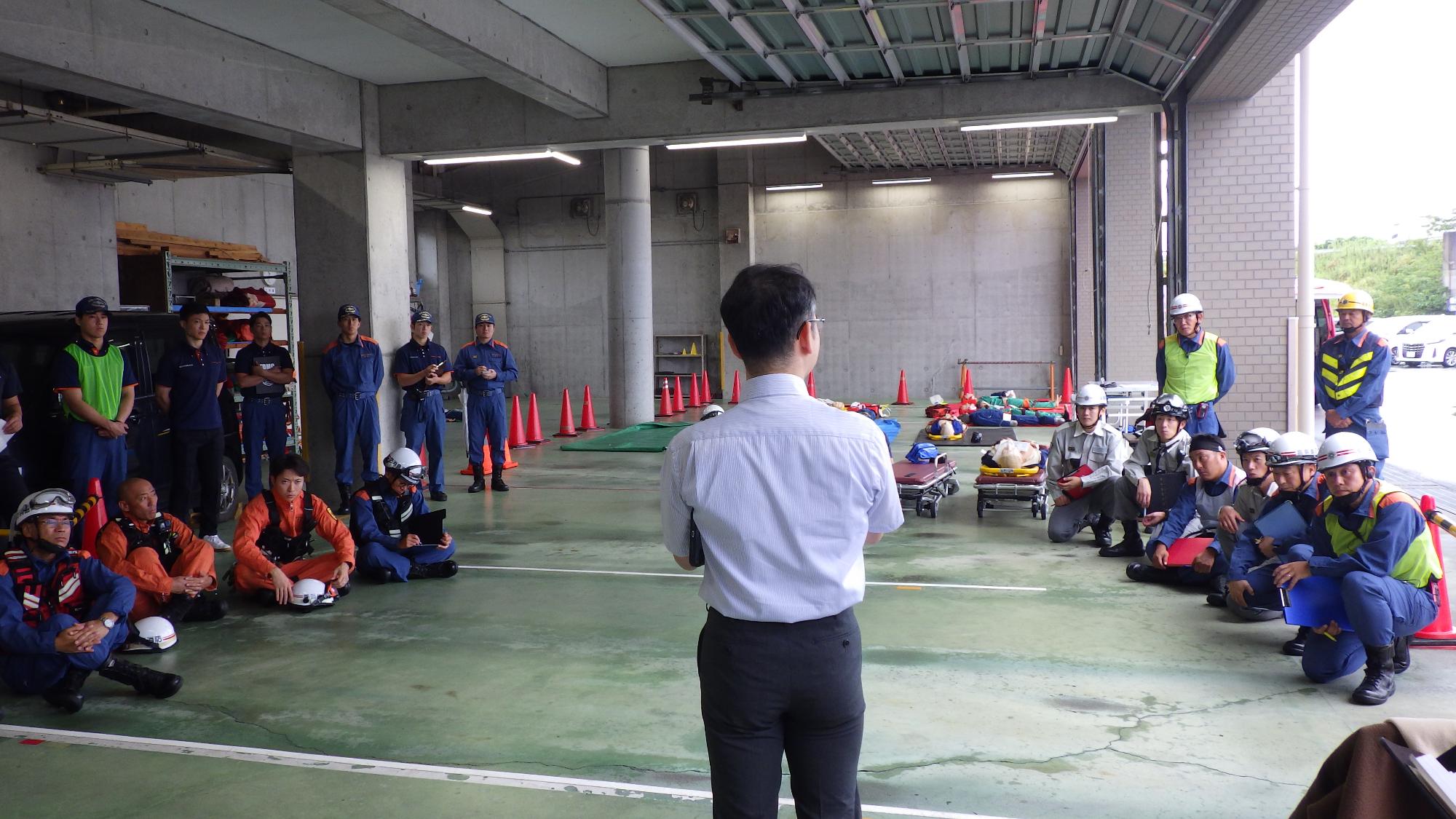 医師から講評を受ける隊員の写真