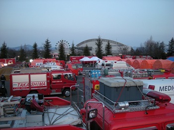 消防車や救急車が所狭しと並び、奥にはテントが並んでいる東日本大震災時の緊急消防援助隊の写真