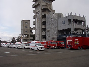消防車や救急車がそれぞれ1列に並んで停められている写真