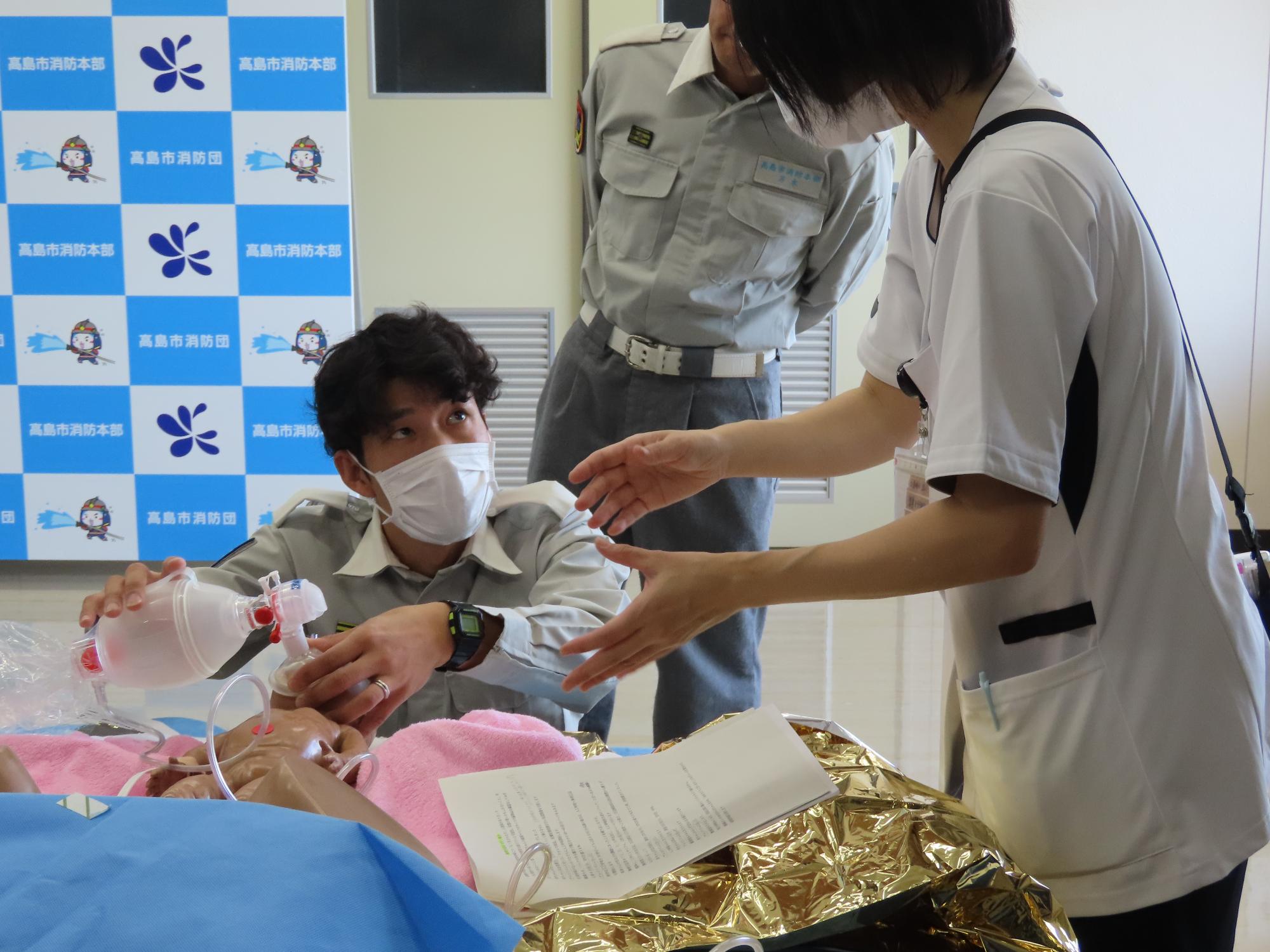 講師に説明を受けている写真