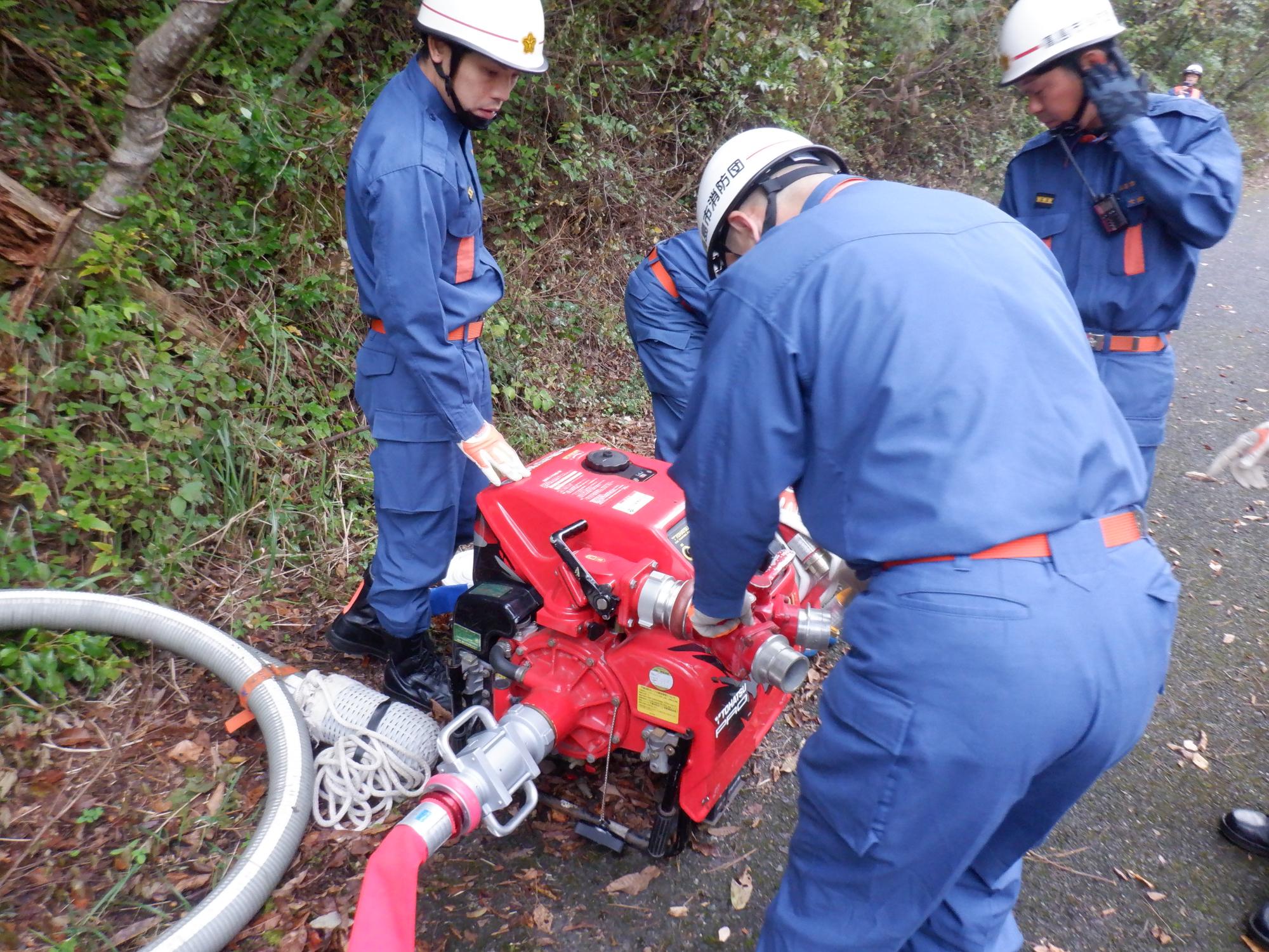 小型消防ポンプによる消火活動