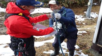 救助器具の使用方法を確認している様子