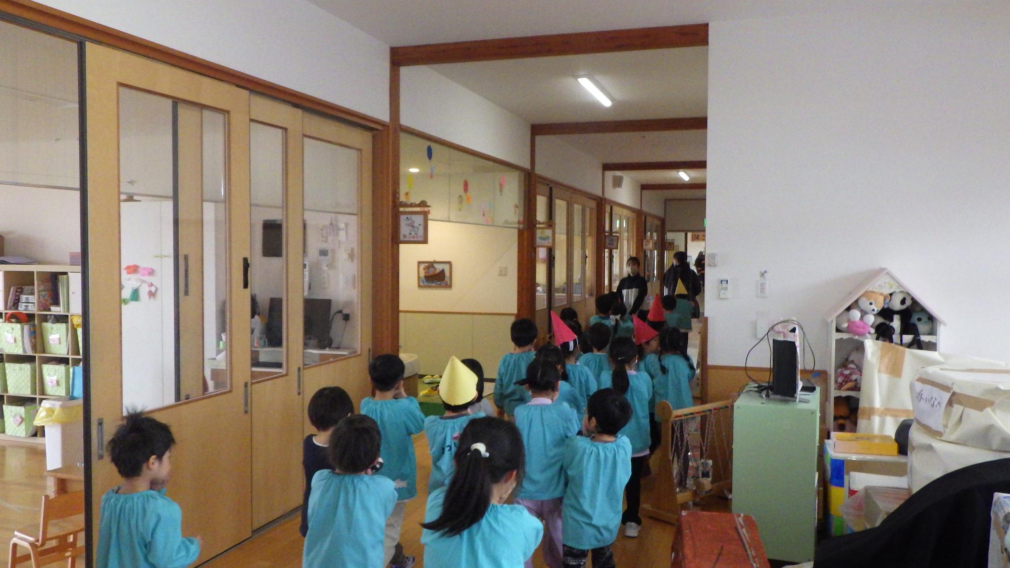 避難する園児の様子