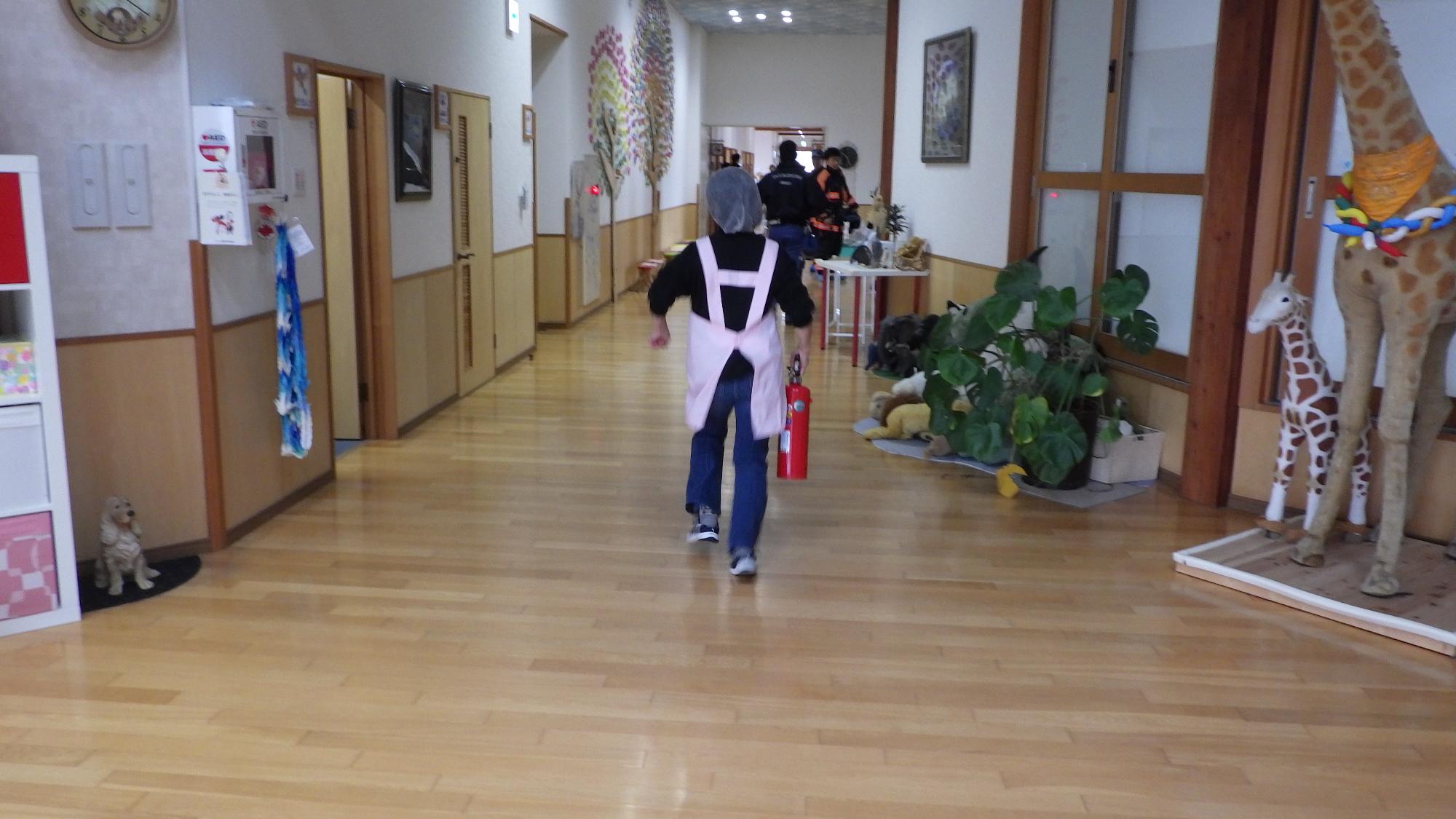 消火器を持って消火へ向かう様子