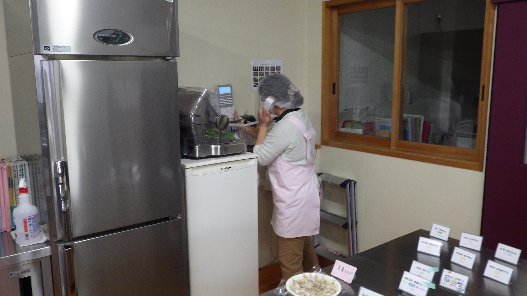 消防へ通報するよう依頼する様子