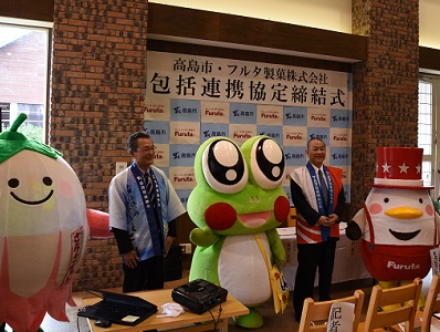 締結式の会場で、左からさらさちゃん、福井市長、たかぴょん、古田社長、チョコえっくんが1列に並んでいる写真