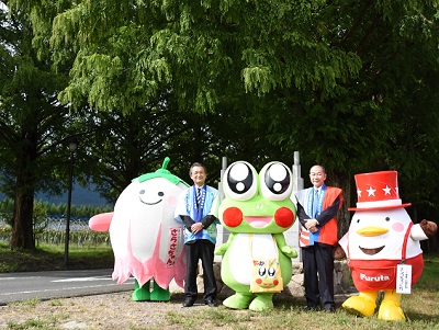 左からさらさちゃん、福井市長、たかぴょん、古田社長、チョコえっくんが1列に並びメタセコイア並木の前で撮影した記念写真