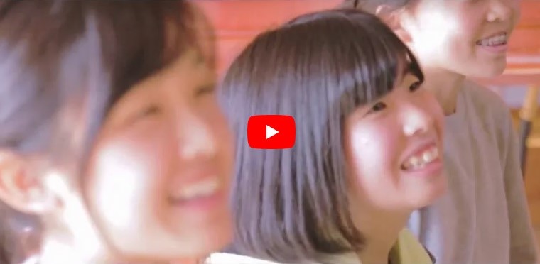 笑顔を浮かべる3人の女の子の横顔の写真（YouTubeへのリンク）