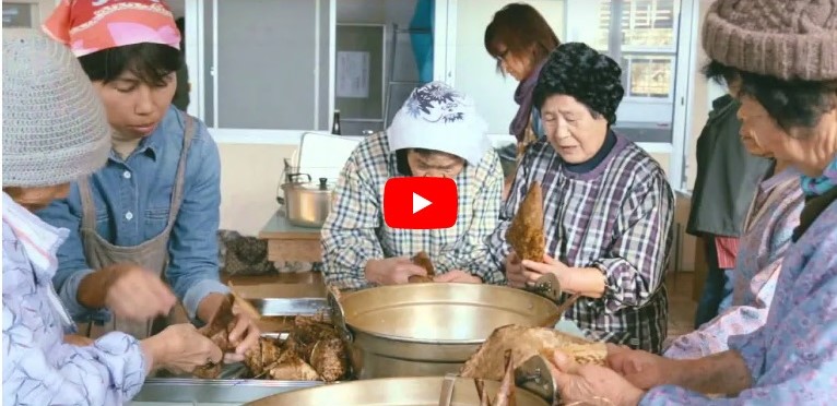 お米を葉につつみ粽を作っている女性の方々の写真（YouTubeへのリンク）
