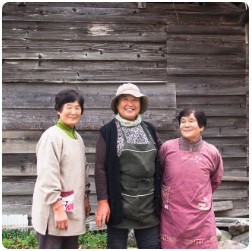 カメラに向かって笑顔を浮かべる清水さん、廣野さん、中村さん3人の写真