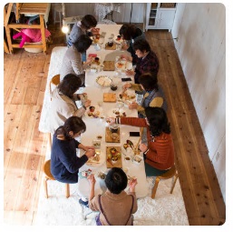 講師の他谷さんと8名の参加者の方々が出来上がった料理を食べている様子を上から撮影した写真