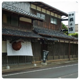 古い木造2階建ての福井弥平商店の外観写真