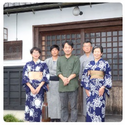 喫茶古良慕(コラボ)店主の島村さんの左右にそれぞれ浴衣を着た小野原さんご夫婦と田中さんご夫婦が立っている5人の写真