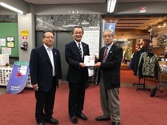 第12回高島市民チャリティーゴルフコンペ寄付金贈呈式の様子