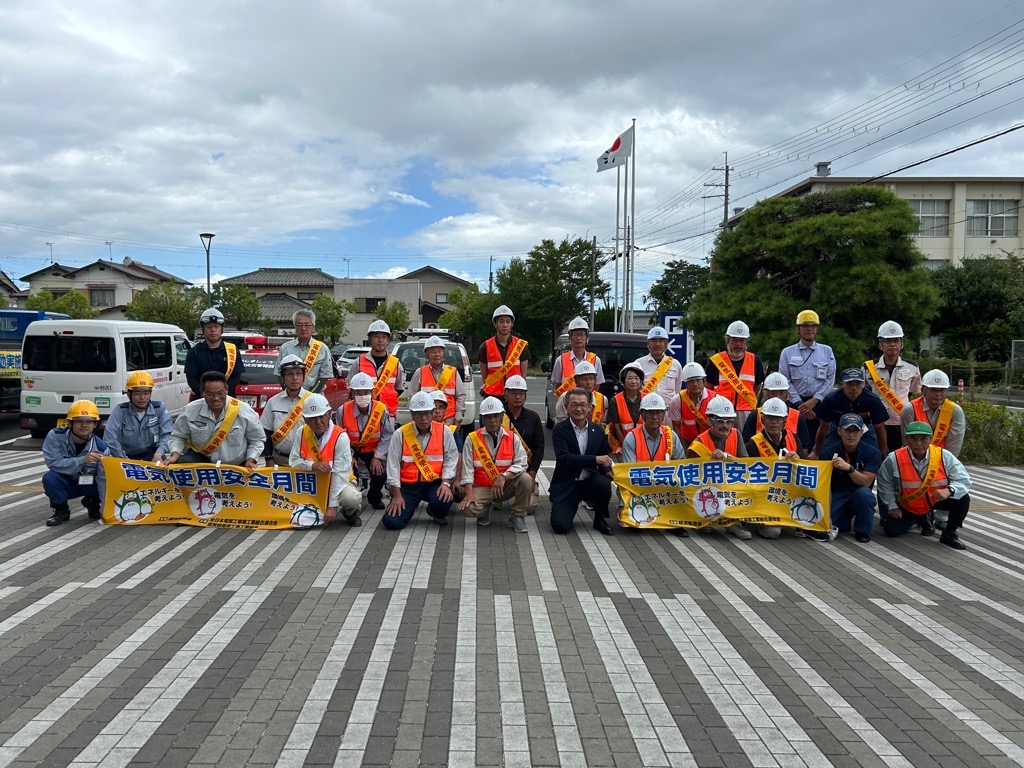 滋賀県電気工事工業組合高島支部キャラバン隊の出陣式の様子